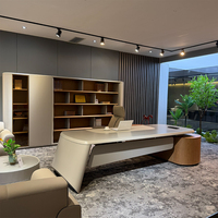 Bureau de direction minimaliste incurvé, table de bureau moderne gris kaki avec placage de bois élégant parfum automnal, unité de mobilier de PDG