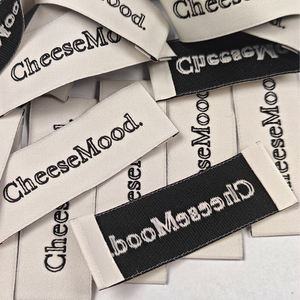 Etiquetas de Talla de Ropa con Logotipo de Marca Personalizada, Etiquetas Tejidas con Pliegue Central Estándar para Prendas de Vestir, Servicio de Diseño Gratuito - Product Image 4