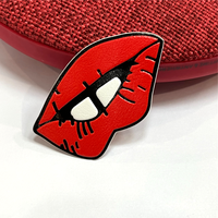 Étiquettes personnalisées en caoutchouc TPU rouge souple avec logo 3D pour vêtement de marque privée pour vêtements de sport