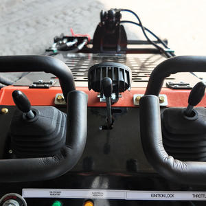 Мини-погрузчик на гусеничном ходу с дизельным двигателем Kubota (Евро 5, EPA), с лесным измельчителем и газонокосилкой - Product Image 3