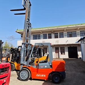 Chariot élévateur diesel Heli H2000 d'occasion avec moteur Isuzu, capacité de 3 tonnes, hauteur de levage de 4,5 m, 0-1000 heures de fonctionnement - Product Image 4