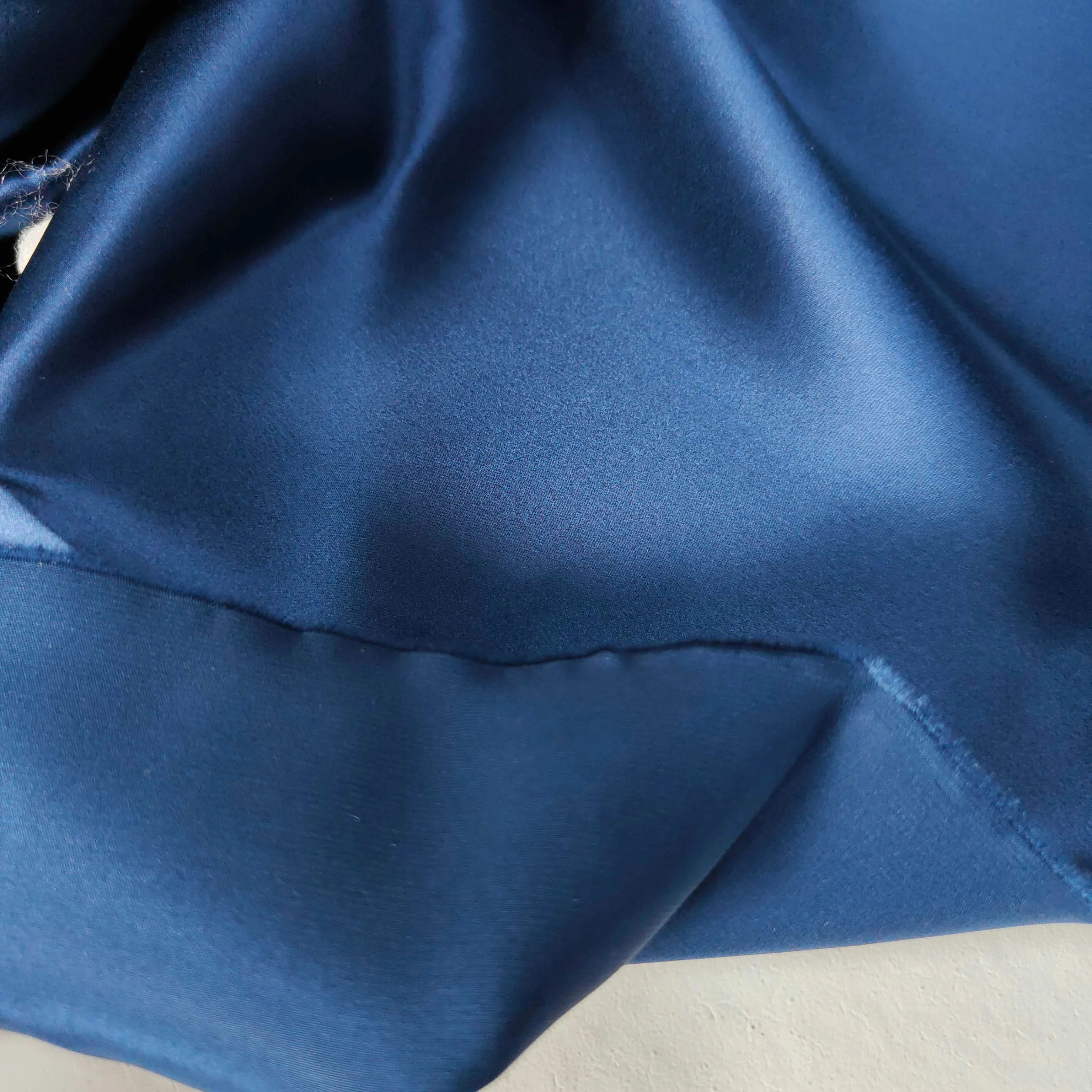 วัสดุผ้า Seda Soie สีเทาสำหรับชุดอุปกรณ์สิ่งทอที่บ้าน100เปอร์เซ็นต์ Charmeuse