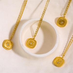 Collier pendentif carré vintage pour femme plaqué or 18 carats <span class=keywords><strong>avec</strong></span> motifs lune, étoile, cœur et mauvais œil - Acier inoxydable - Product Image 3