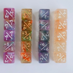 Dés de jeu à angle droit en acrylique brossé de 16 mm, thème alphabet énergétique positif et négatif, trois couleurs mélangées - Product Image 3