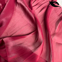 Éclat du coucher de soleil rubis : Organza luxueux à l'éclat métallique avec texture ondulée pour abayas de haute couture