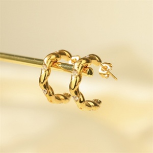 Pendientes Populares de Oro de 18k con Circonita Cúbica en Forma de C, Joyería - Product Image 2