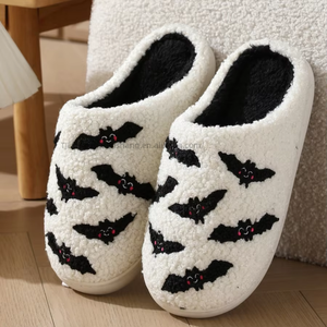 Chaussons d'intérieur et d'extérieur doux et confortables en peluche pour l'hiver, avec logo personnalisé, nouvelle collection, vente en gros pour grossistes - Product Image 1