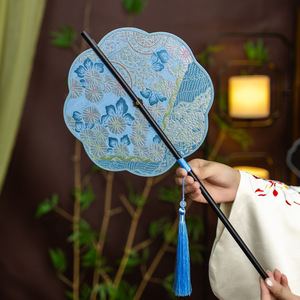 พัดลายดอกไม้ชายฝั่งแบบทอแจ็คการ์ด พัดพับลายดอกไม้สไตล์โอเรียนทัลย้อนยุค พร้อมพู่สีม่วง - Product Image 1