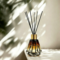Diffuseur de parfum en verre taillé diamant avec bouchon doré – Flacon d'arôme pour la maison, décoration salon et chambre