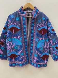 เสื้อแจ็คเก็ตบอมเบอร์สั้นสีน้ำเงินกำมะหยี่ลายสัตว์สำหรับฤดูหนาว ปักมือ ติดกระดุม ผ้าฝ้ายทอเป็นมิตรกับสิ่งแวดล้อม สไตล์โบโฮ ผู้ผลิตและส่งออก OEM จากอินเดีย - Product Image 3