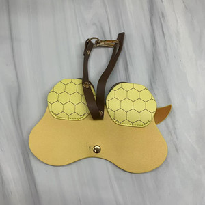 Clip à lunettes à motif de dessin animé, clip à lunettes de soleil en cuir PU tendance, porte-lunettes portable pour l'extérieur - Product Image 3
