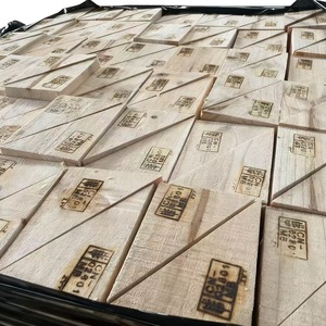 Blocs de bois de pin triangulaires 100x100x150 80x80x100 fumigés pour le renforcement du fret en conteneurs - Product Image 1