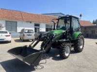 Tracteur agricole à 4 roues motrices équipé d'un chargeur frontal, cabine fermée, norme CE COC UE