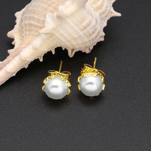 Boucles d'oreilles tendance plaquées or 18 carats PVD avec perles pendantes - Product Image 4