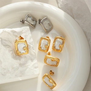 ต่างหูวินเทจแบบเรียบหรู ชุบทอง 18k สแตนเลสเคลือบเงา สำหรับผู้หญิง - Product Image 3