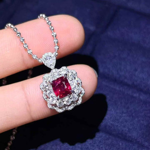 Anillo de rubí natural color sangre de paloma de 1.36 ct en oro de 18 quilates con pavé de 99 diamantes sudafricanos de alta calidad, total de 0.96 ct, certificado AIGS+NGTC - Product Image 2