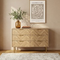Commode haute à 6 tiroirs en bois clair moderne à chevrons, personnalisée OEM, avec poignées dorées et pieds métalliques pour chambre à coucher et projets hôteliers