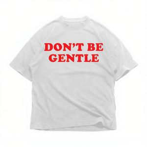 T-shirt Oversize con Grafica 'Dont Be Gentle' e Testo Rosso, Stile Streetwear Audace per Uomo e Donna, Design Retrò - Product Image 2