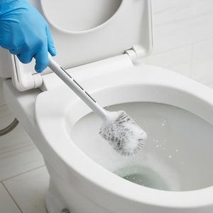 Ensemble brosse et support WC à prix d'usine, brosse WC en TPR avec distributeur de savon - Product Image 2