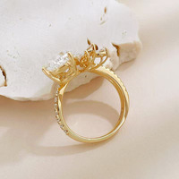 Anelli di fidanzamento da donna in oro giallo 18 carati con diamante coltivato in laboratorio, stile lusso leggero, con pietra centrale a goccia e cluster di diamanti.