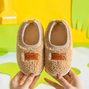 Vente en gros de pantoufles pelucheuses pour enfants de 1 à 6 ans Pantoufles en peluche pour filles Talon fermé Intérieur Maison Pantoufles chaudes d'hiver antidérapantes - Product Image 1