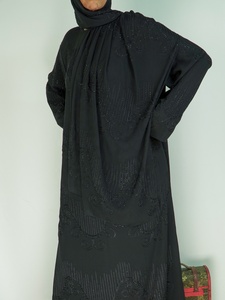 Abaya noire perlée, Abaya ornée avec ensemble hijab assorti, Abaya élégante, Robe musulmane pour femmes - Product Image 4