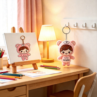 Porte-clés unisexe en peluche courte douce de 10 cm avec logo brodé personnalisé en usine, ours en coton PP, poupée en peluche Kawaii, anneau de clé pour sac à dos