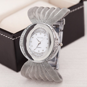 Reloj de cuarzo para mujer, pulsera de lujo chapada en oro con diseño de mariposa y diamantes, joyería personalizada de moda, venta al por mayor. - Product Image 3