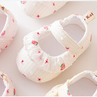 Chaussures Chaussettes pour bébé Chaussettes pour tout-petits Chaussures de sol antidérapantes à semelle souple Motif fraise Chaussettes mignonnes pour bébé