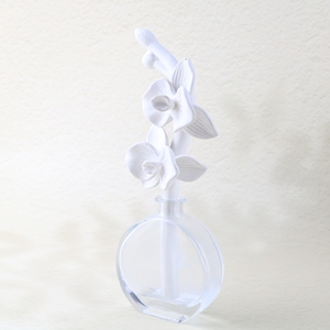 Ambientador de aire perfumado hecho a mano, flor de porcelana de cerámica, botella de vidrio de 100ML, fragancia aromática para el hogar, difusor de caña de aceite esencial - Product Image 1