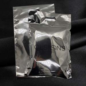 Bolsa de Correo Plateada Premium con Logotipo Personalizado, con Asa y Bolsas de Envío de Aluminio - Sobres Resistentes para Comercio Electrónico - Product Image 4