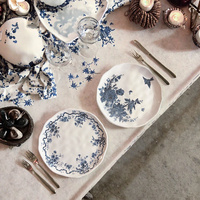 Assiette à dessert en céramique bleue à motifs floraux vintage avec bord festonné pour le thé de l'après-midi, la présentation de gâteaux et la décoration de table