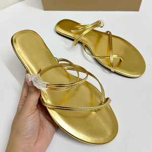 Sandales plates pour femmes en cuir PU aspect métallisé doré avec anneau d'orteil, tongs et pantoufles pour les vacances à la plage - Product Image 2