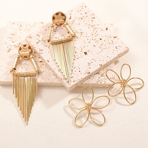 Pendientes de flores huecas de metal exagerados de estilo retro europeo y americano de Jingciren Boutique, de alta tendencia, con elegante caja de regalo. - Product Image 2