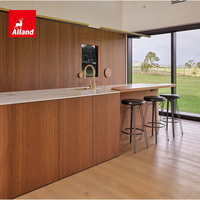 Ensemble d'armoires de cuisine sur mesure Alland, style australien élégant, en placage de noyer moderne, avec îlot central