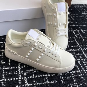 Zapatillas Deportivas de Piel Blancas para Mujer con Detalles de Tachuelas Piramidales Plateadas, de Caña Baja y con Cordones, Estilo Casual - Product Image 6