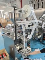 Machine d'emballage automatique avec tube d'injection, remplissage et scellage pour l'emballage de sauce chili, sauce piquante, sauce barbecue, pâte et condiments