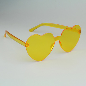 Lunettes de soleil bon marché sans monture en forme de cœur jaune clair amour forme gelée couleur promotion cadeau lunettes de soleil en vrac en gros - Product Image 3