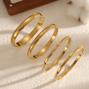 สร้อยข้อมือสแตนเลสประดับเพชร ชุบทอง 18k พร้อมตัวล็อคแบบสปริง เหมาะสำหรับทุกเพศทุกวัย สวมใส่ได้ทุกวัน - Product Image 2