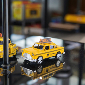 Modèle réduit de taxi jaune classique de <span class=keywords><strong>New</strong></span> <span class=keywords><strong>York</strong></span> à l'échelle 1:36 avec logo personnalisé, en alliage moulé sous pression, rétro, pour collectionneurs adultes de 14 ans et plus, OEM - Product Image 6