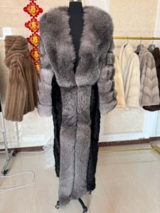Cappotto <span class=keywords><strong>di</strong></span> Pelliccia <span class=keywords><strong>di</strong></span> <span class=keywords><strong>Visone</strong></span> Genuino Premium, Lussuoso Colletto Lungo in Vera Pelliccia <span class=keywords><strong>di</strong></span> Volpe Argentata - Product Image 2