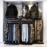 Présentoir de Vêtements Autonome en Métal Noir avec Plateau en Bois et Tringle de Suspension CE ETL pour Boutiques (Vente en Gros)