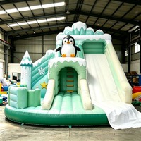 Structure gonflable combinée toboggan aquatique et piscine à jets d'eau sur le thème de la neige pour enfants, idéale pour la location en maternelle et parcs d'attractions
