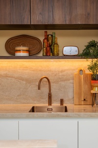 Meuble <span class=keywords><strong>de</strong></span> <span class=keywords><strong>bar</strong></span> <span class=keywords><strong>de</strong></span> cuisine moderne avec tabourets assortis, unités supérieures en bois et inférieures blanches pour espaces <span class=keywords><strong>de</strong></span> vie compacts - Product Image 5