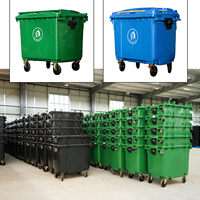 Poubelle extérieure en plastique 660L en PEHD avec couvercle et 4 roues pour une mobilité facile, idéale pour les marchés et les stands.