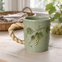 Mug Keramik Hijau Sage Kustom dengan Bunga Putih Timbul, Bagian Tengah Kuning, Daun Hijau, Gagang Terjalin, Logo OEM Kustom, Perlengkapan Minum