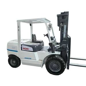 Chariot élévateur TCM d'occasion de 5 tonnes avec moteur de pompe de boîte de vitesses et moteur puissant et économe en carburant pour le levage de charges lourdes dans les ports - Product Image 1