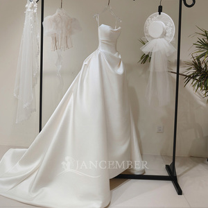Robe de mariée sirène/trompette moderne et minimaliste LY110 en dentelle ivoire avec appliques florales en cristal et volants, coupe échancrée, pour cérémonies à la chapelle - Product Image 2