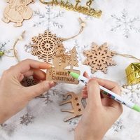 Hölzerne Weihnachts baums chmuck Schneeflocken Weihnachts dekoration mit Hanfseil und beweglichen Holz perlen