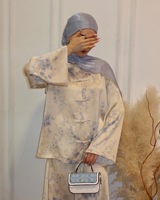 Ensemble de luxe prêt à expédier pour le Moyen-Orient : Blazer élégant en maille florale et jupe longue plissée – Tenue d'été décontractée deux pièces